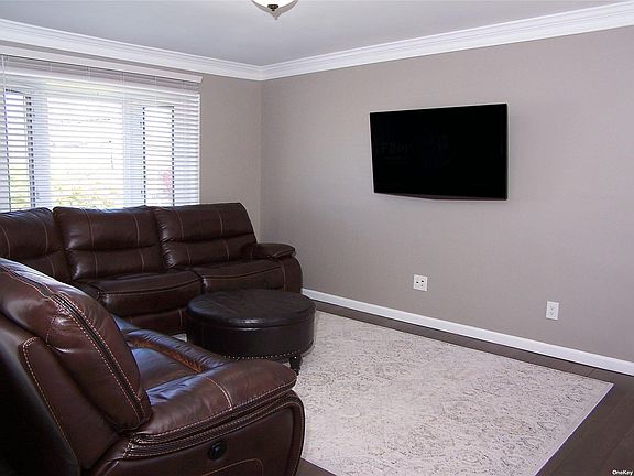 4th image of 24 Holiday Park Dr