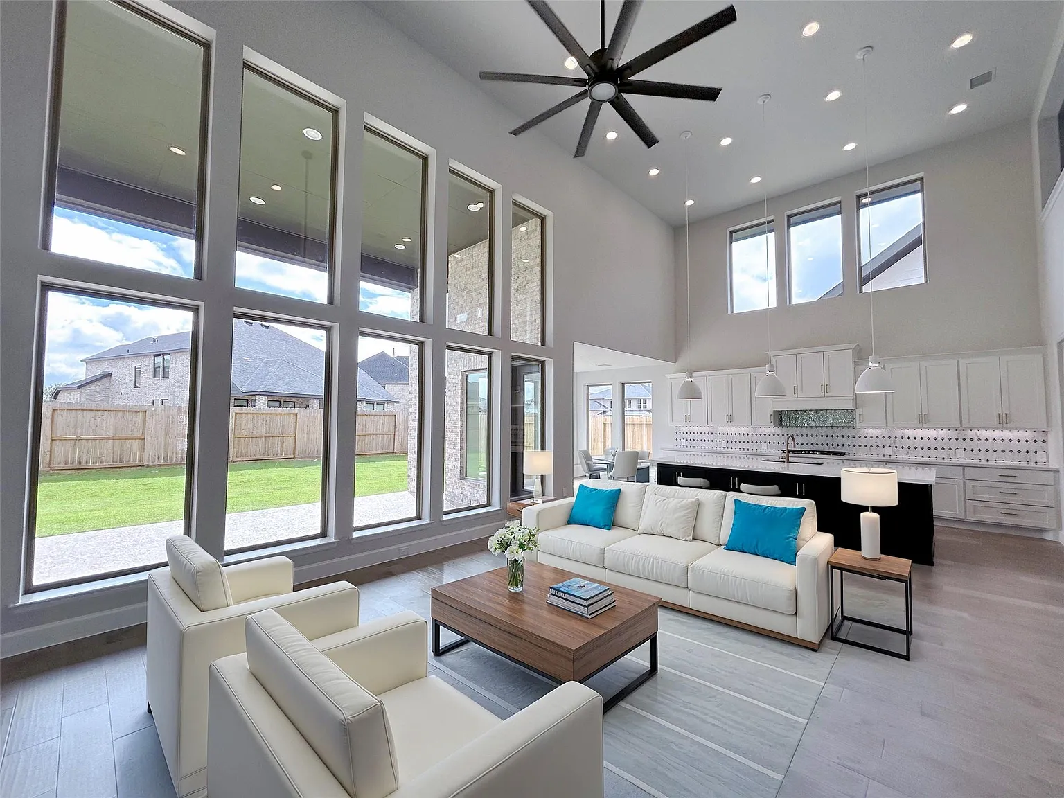 5 bed, 6.0 bath, 4140 sqft, $5,490 — Photo 2