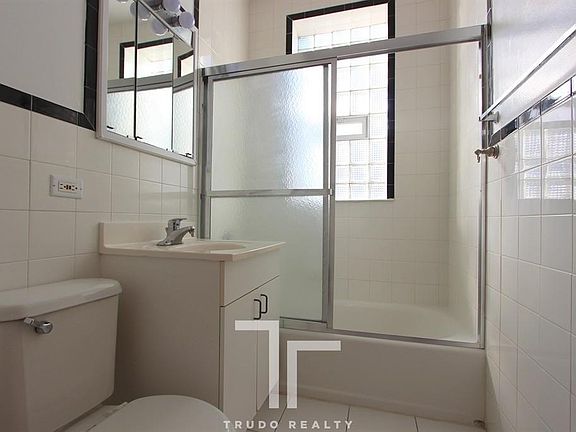 5th image of 648 W Buckingham Pl APT 1E