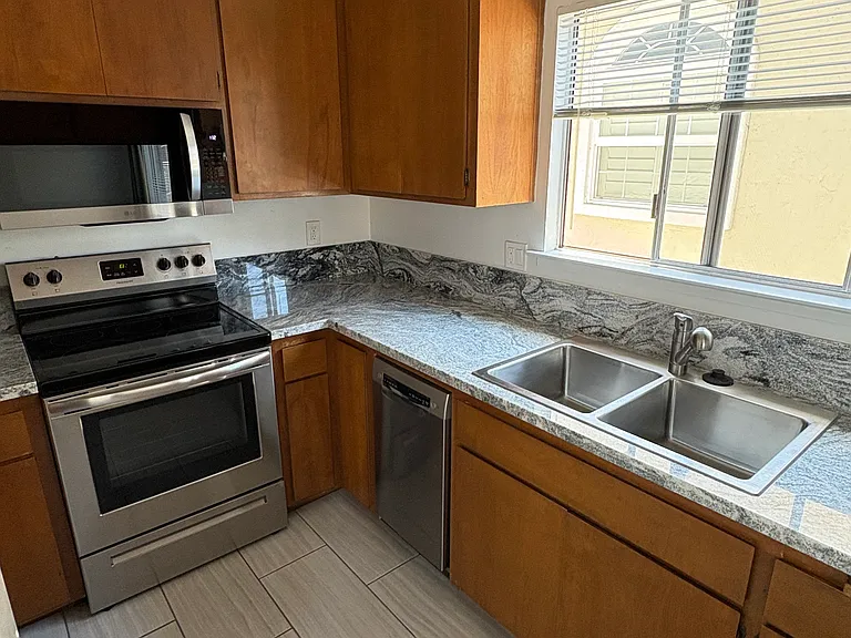 230 Park Ave #3 — Photo 5