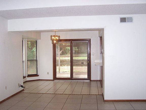 5th image of 3017 NE Lancaster Ln