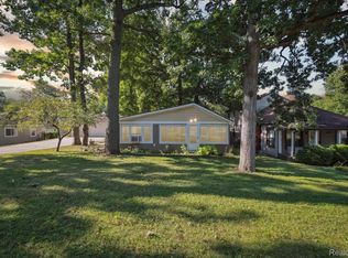 3899 Mapleleaf Rd, Waterford, MI 48328