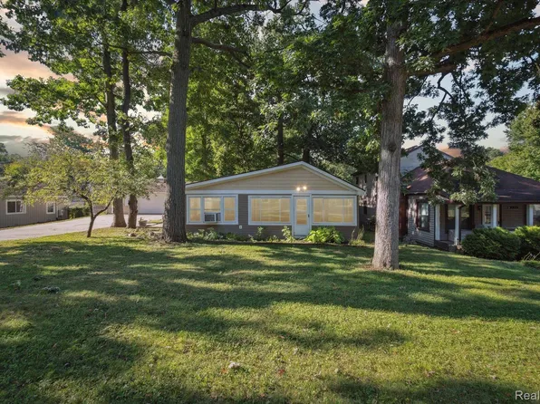 3899 Mapleleaf Rd, Waterford, MI 48328