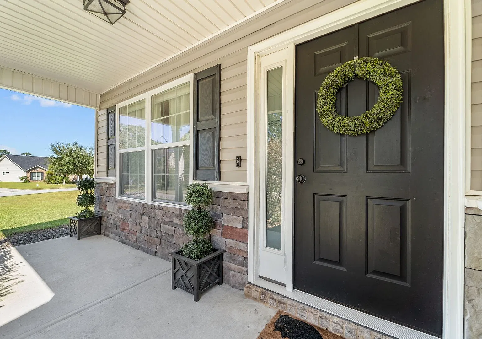 3BR Home with Quartz Kitchen & Fenced Backyard in Savannah — Photo 4