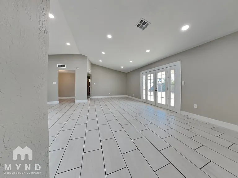 227 W Kerry Ln — Photo 7
