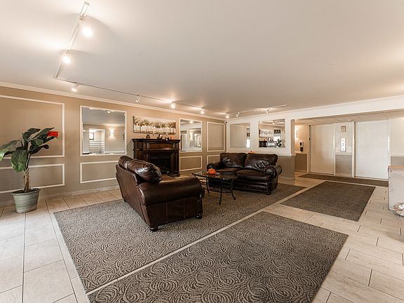 4th image of 841 N York St APT 315