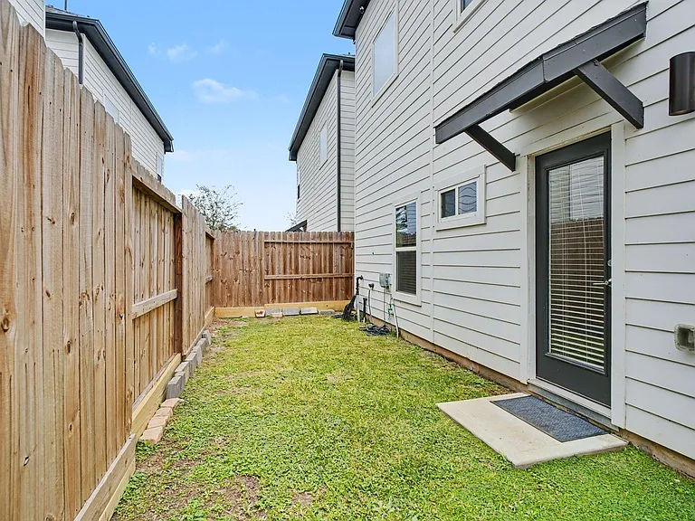 2504 W Tidwell Rd #B — Photo 15
