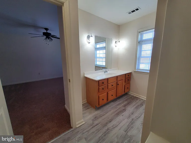 218 E North St — Photo 24