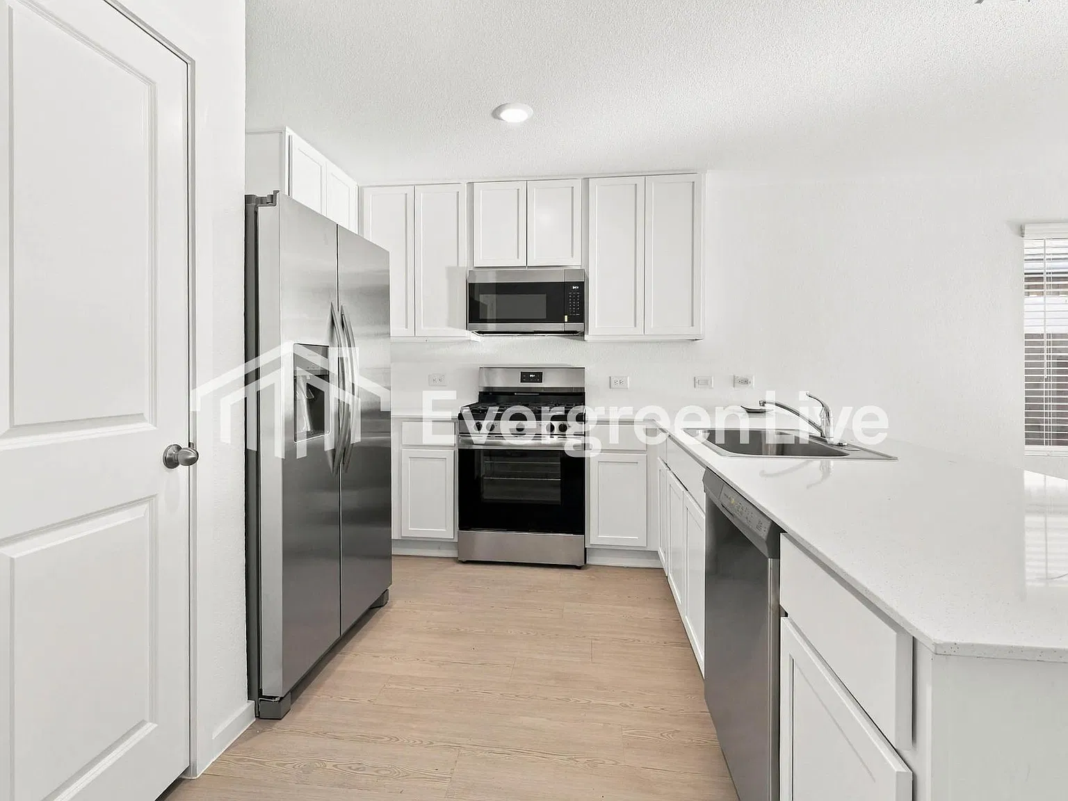 4 bed, 2.5 bath, 2263 sqft, $2,240 — Photo 4