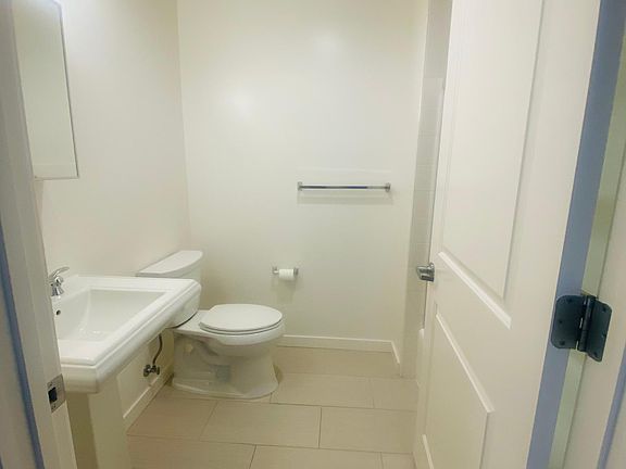 5th image of 660 King St Unit 464
