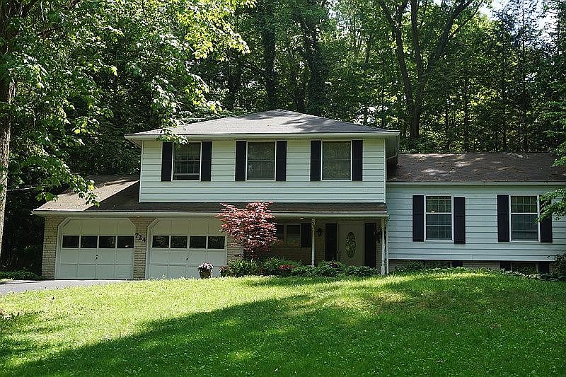 1st image of 724 Hampshire Cir