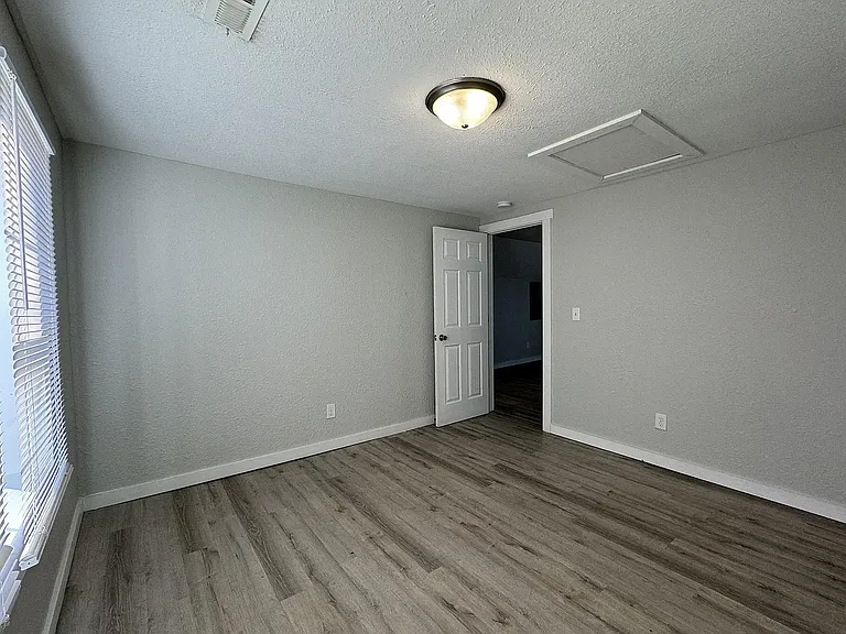 1132 W Division St #B — Photo 10