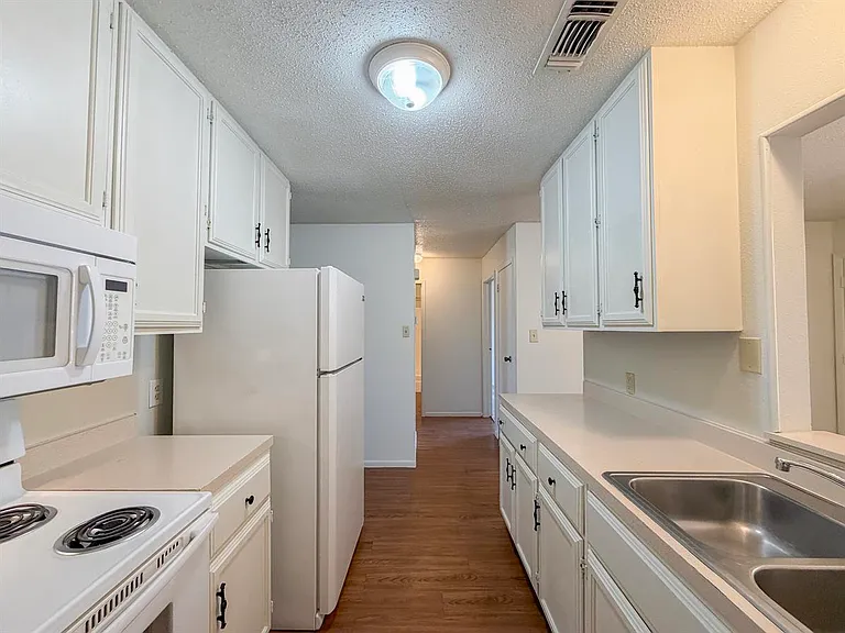 3705 Ivanhoe Dr — Photo 6