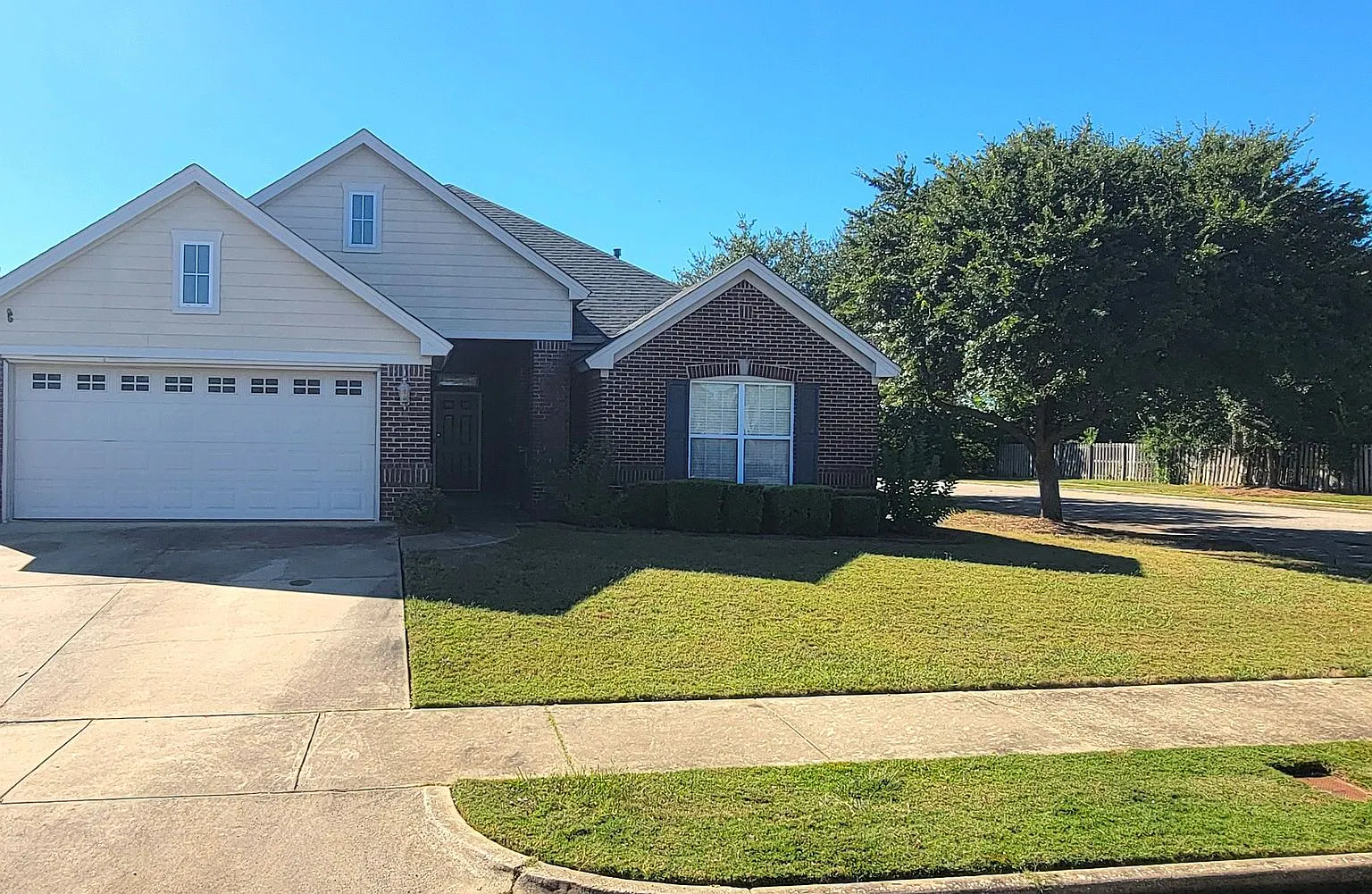 Beautiful 4 bedroom 2 bath, 2-car garage on corner lot in Billingsly Place Neighborhood — Photo 2