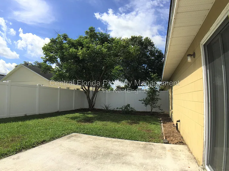 939 Pecan St — Photo 13