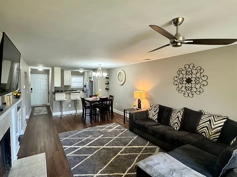 226 Edgewater Ln — Photo 3