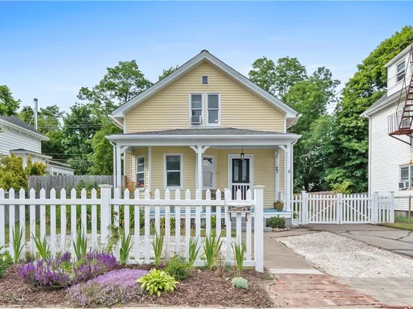 27 County Rd, Barrington, RI 02806