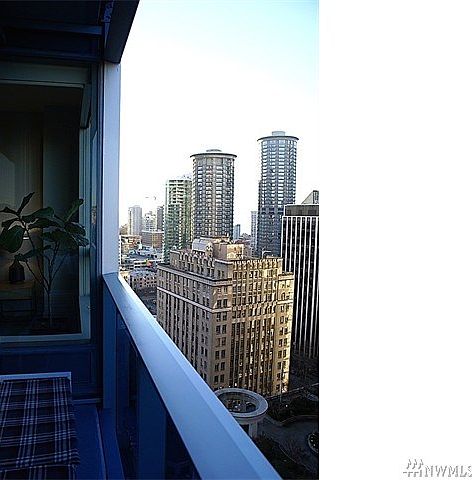 Sought after Olive 8 unit on the 21st floor city views!