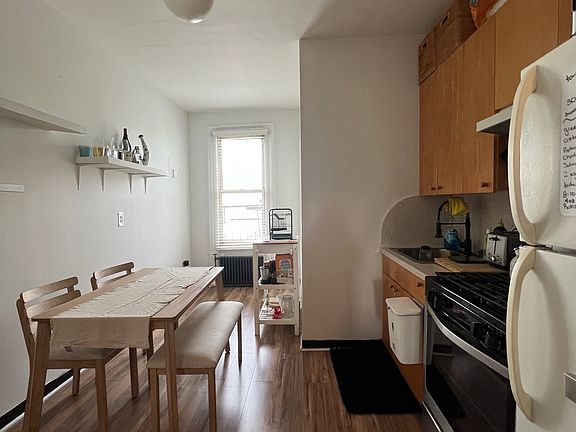 5th image of 160 Bedford Ave APT 4R