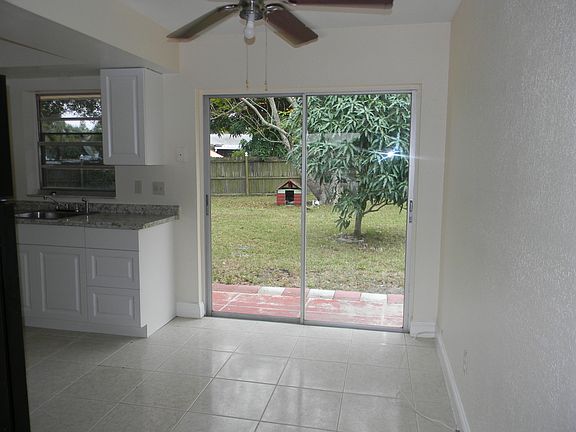 4th image of 891 SE Solaz Ave