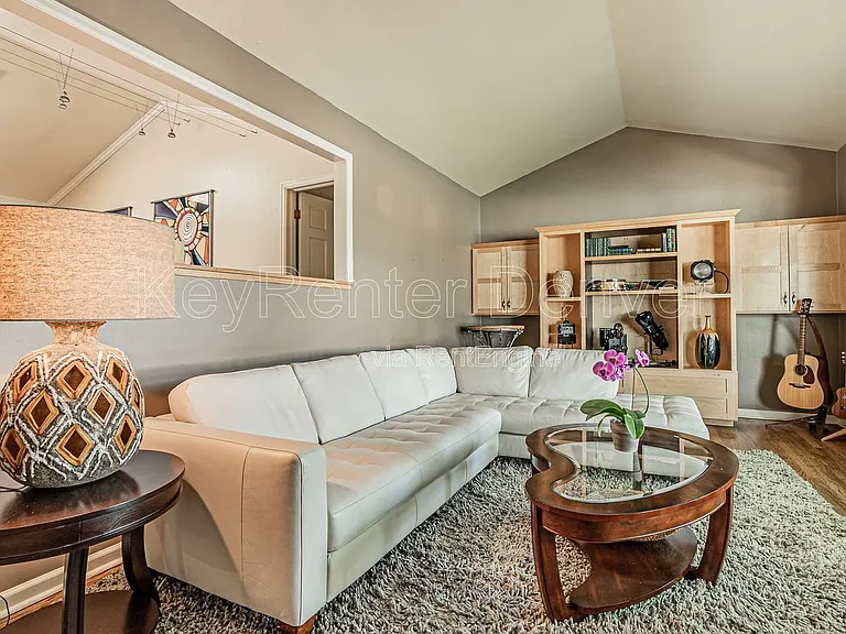 1070 S Elmira St — Photo 3