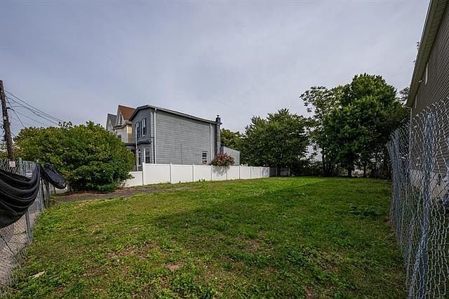 2nd image of 596-598 Avenue E