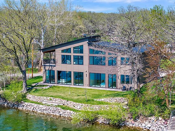 3rd image of 2411 Lakeshore Dr
