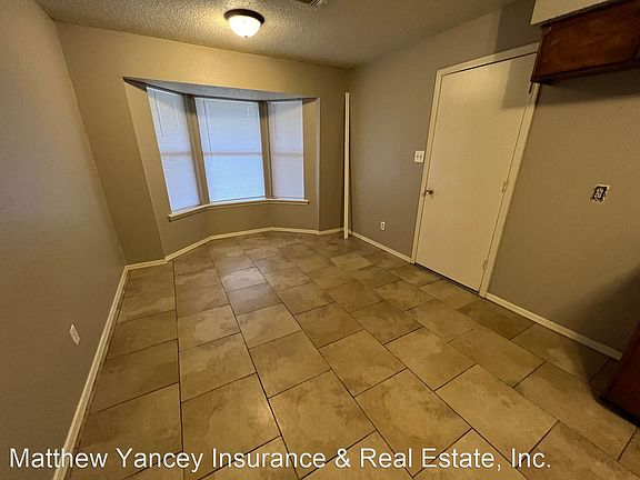 3rd image of 1419 Flat Rock Dr
