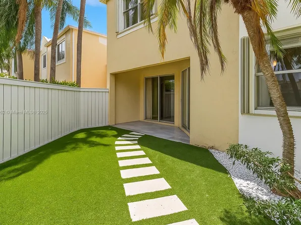 6820 SW 45th Ln APT 140, Miami, FL 33155