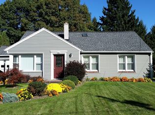 18 Country Ln, Penfield, NY 14526