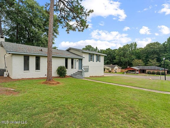 3rd image of 44 Sharmont Dr