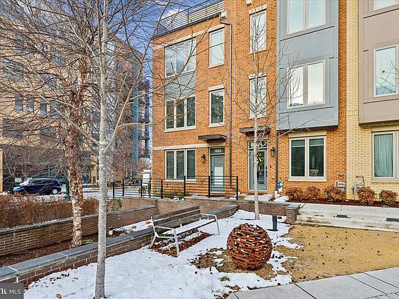 2nd image of 882 Thompson Cres #28