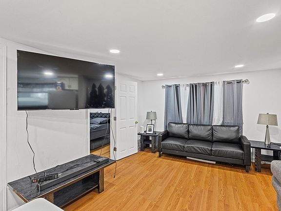 5th image of 5230 S Lockwood Ave Basement 1