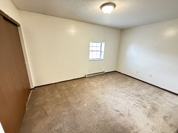 3rd image of 904 N Main St APT 5