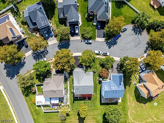 4th image of 4 Avery Ct