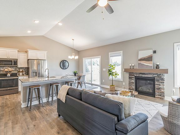 2nd image of 140 SE Waddell Way