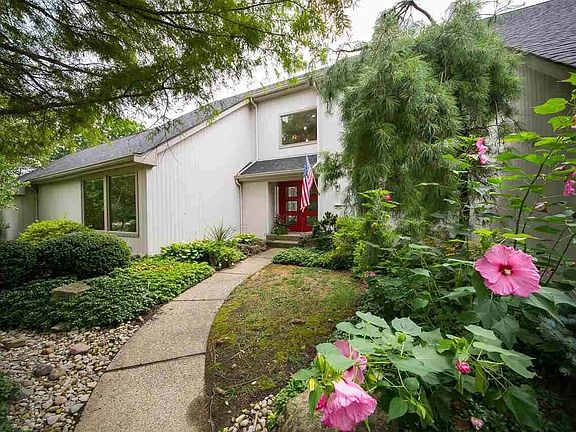 2nd image of 901 Squire Hill Ct