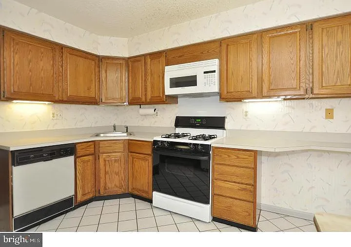 3 bed, 2.5 bath, 1896 sqft, $2,950 — Photo 4