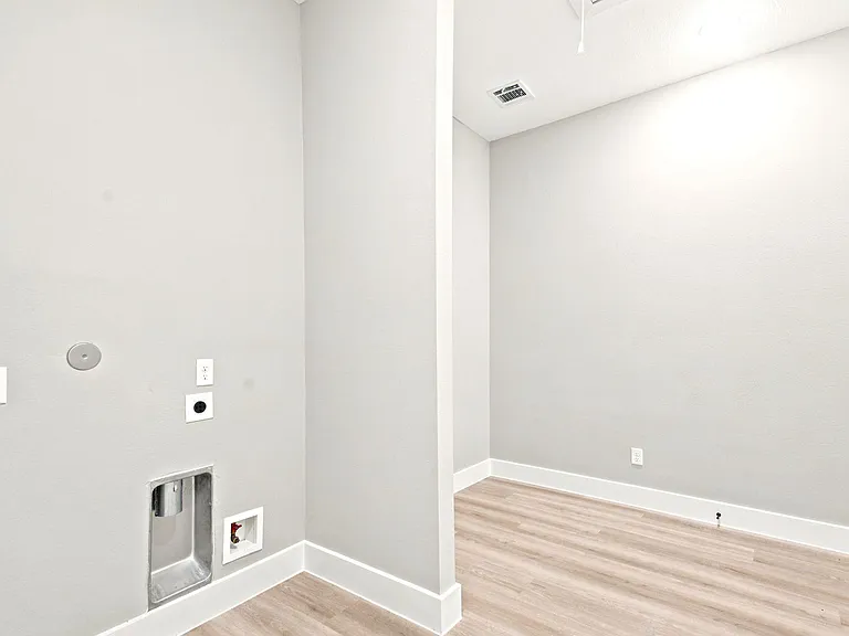 2610 Liguria Ln — Photo 33