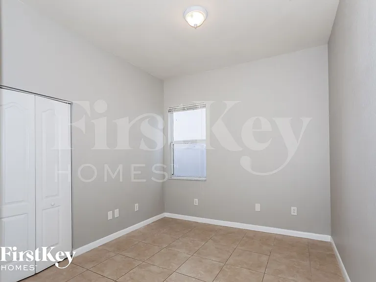 1700 NE 37th Pl — Photo 10