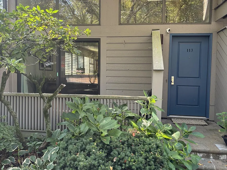 1465 E Putnam Ave #113