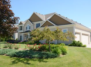 W72N444 Greystone Dr, Cedarburg, WI 53012
