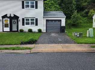 1037 Cloverton Dr, Columbia, PA 17512