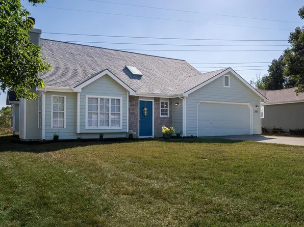 2821 Bluestem Dr, Lawrence, KS 66047
