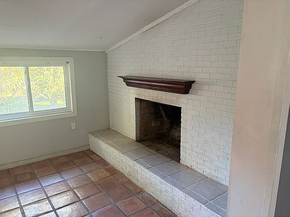 5th image of 310 Camelia St