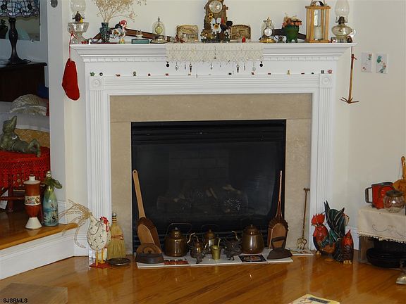 3rd image of 412 S Stockbridge Ct