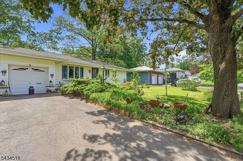 1st image of 160 Hayes Ave