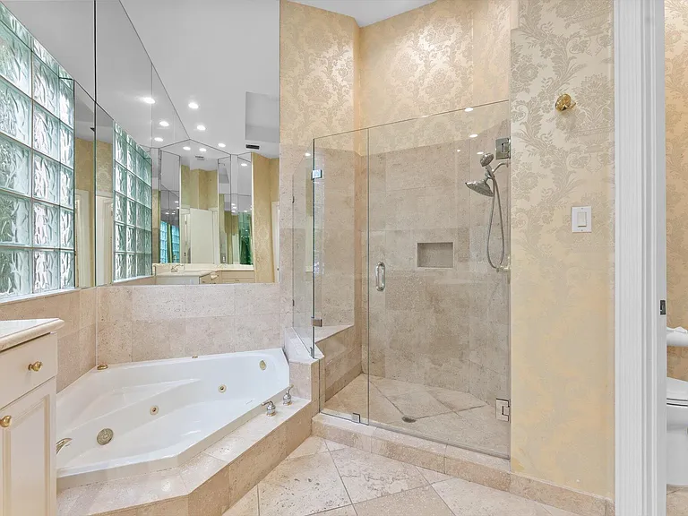 7081 Mallorca Cres — Photo 11