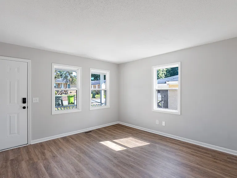 102 Burdock Cir — Photo 12