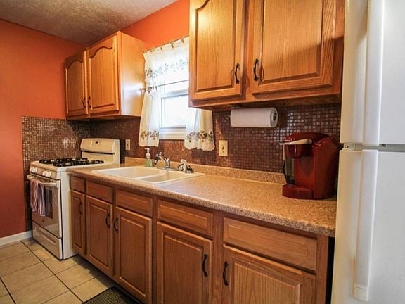 2nd image of 1825 Schiller Ave